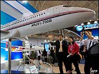 Cerimônia em Xangai mostrou o novo jato de fabricação chinesa, o ARJ21