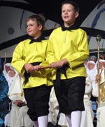 Bechgyn yn dawnsio yn ystod seremoni y prif lenor