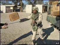 Soldado dos EUA distribui alimentos em Mosul