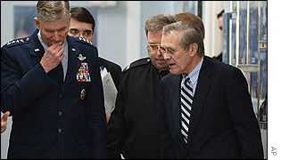 Ministr Rumsfeld požadoval lehký, rychlý úder