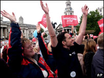 Londrinos comemoram escolha do COI