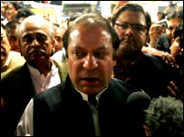 Sharif, antes de embarcar para o Paquistão