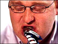 Homem come chocolate