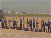 Militares britânicos detidos no Irã retornam à Grã-Bretanha