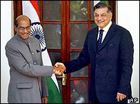 Indický ministr zahraničí Saran (vlevo) s pákistánským protějškem