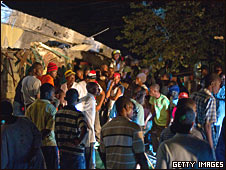 Edificio hundido en Puerto Príncipe.
