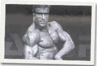 David Griffith yn dangos ei gyhyrau