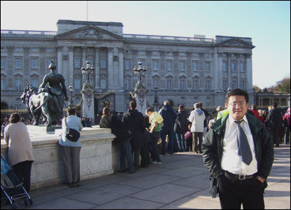 许浩在白金汉宫外