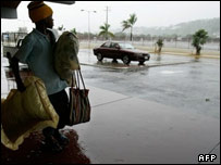 شهروند جامائیکا هنگام عزیمت به پناهگاه