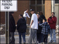 Parentes esperam notícias de feridos na porta do hospital de Red Lake