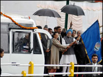 भारत से मनमोहन सिंह ने रवाना किया बस को