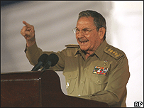 Raúl Castro discursa durante as comemorações dos 50 anos da revolução