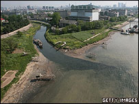 Água poluída é despejada no rio Yangtze, vinda de um riacho na província de Jiangsu, China
