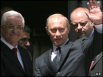Mahmoud Abbas (à esq.) e Vladimir Putin (acenando)