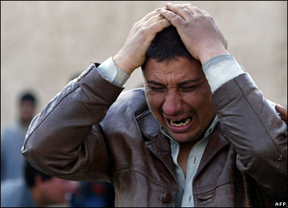 Bağdat'taki El Kindi Hastanesi morgunun önünde bir yakınının ölüm haberini alan bir Iraklı