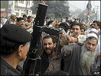 Cảnh sát Pakistan ngăn chặn những người biểu tình