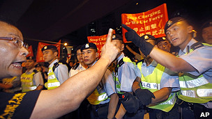 香港中环街头示威者与警员互相指骂（1/7/2011）