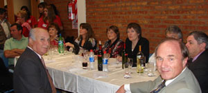 Aelodau'r pwyllgor wrth y bwrdd gyda Wendel Davies y cadeirydd ar y chwith ac Ansel Davies ar y dde.