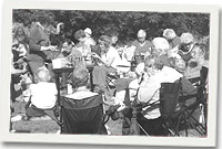 Merched y Wawr de ddwyrain Cymru yn mwynhau picnic yn y parc