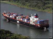 Navio no canal do Panamá