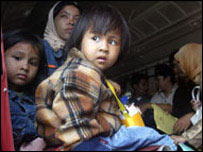 Tsunami kurbanı Endonezyalı çocuklar