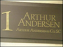 Placa na sede da Arthur Andersen