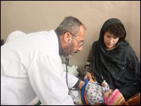 داکتر در حال معاينه نوزاد مصاب به سينه و بغل