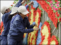 Công nhân làm hoa tại công viên 