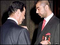 Saddam, com Uday (dir.)