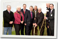 Torri'r dywarchen gyntaf