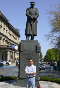 Tác giả Lê Diễn Đức trước tượng nguyên soát Jozef Pilsudski ở Warszawa