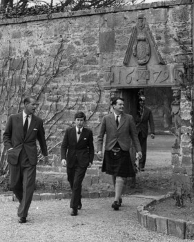 查尔斯王子在父亲和保镖的陪伴下来到苏格兰的Gordonstoun小学