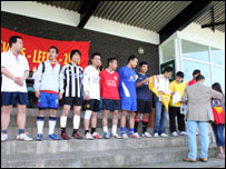 Trao cờ trước khi đấu