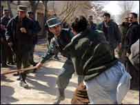 Polícia reprime protestos contra as charges do profeta Maomé em Kabul