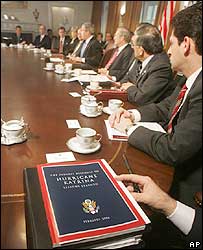 Presidente Bush reunido com o gabinete dele na Casa Branca
