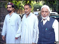 उमर फ़ारूख़ और अब्दुल गनी बट के साथ मौलवी अब्बास अंसारी