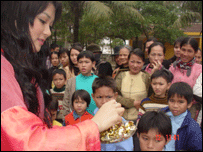 Nguyễn Thị Huyền, nằm trong top 15 trong cuộc thi Hoa Hậu Thế giới 2004