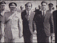 حفیظ الله امین در حال استقبال از ژنرال ضیاء الحق، حاکم نظامی پاکستان در کابل