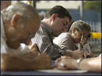 Venezuelanos assinam abaixo-assinado por plebiscito