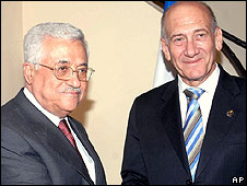 اهود اولمرت (راست) و محمود عباس