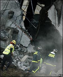 Destroços de estacionamento no aeroporto de Madri