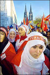 Köln'de gösteri yapan Türk asıllı Alman kızlar