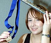 Miriam Nan Hughes, Groesffordd, Wrecsam, enillydd y Rhuban Glas Offerynnol Ieuenctid