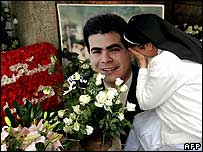 Freira chora durante funeral de Gemayel