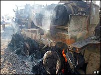 veículo militar queimado