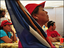 Familiares de los mineros ven el partido de Chile