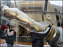 مجسمه های بزرگ اسکار برای تزئين مراسم استفاده می شوند