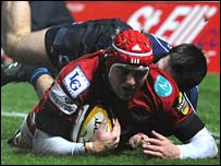 Gareth Maule yn sgorio i'r Scarlets