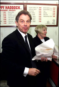 Навіть британський прем'єр-міністр Тоні Блер ласує фіш-енд-чіпс, щоб показати близькість до народу