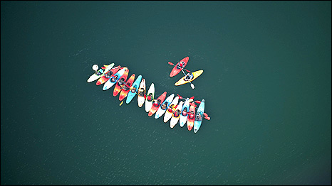 Canoas em lago de Nutfield (foto: Jason Hawkes)